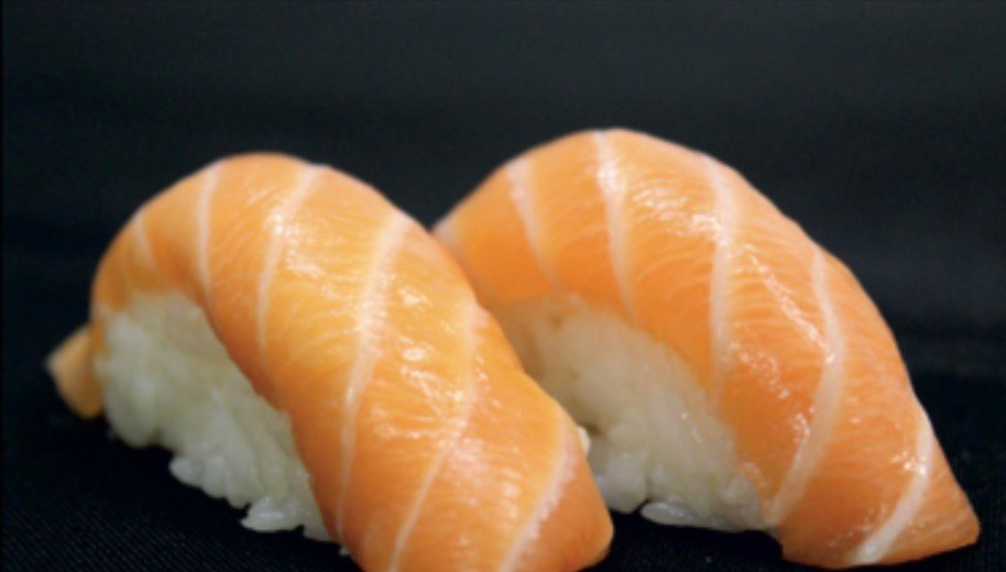SAUMON: Poisson cru et frais Golden Chopsticks